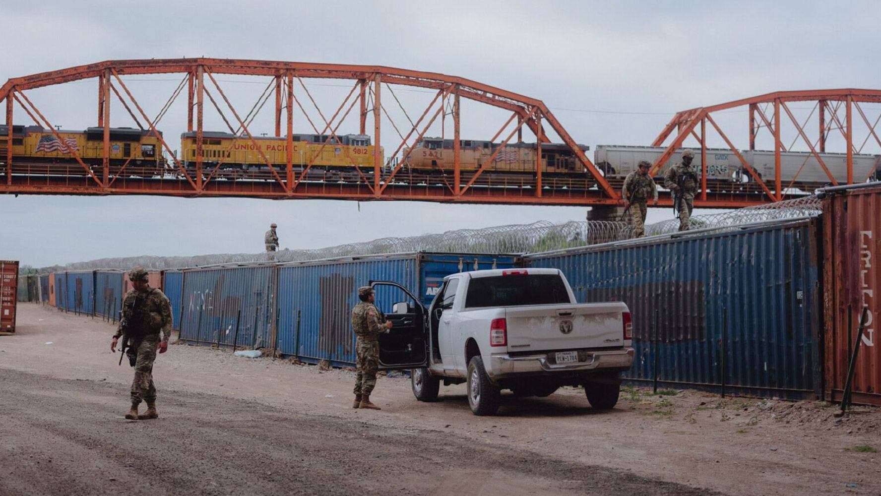 La Policía de Texas y tropas de la Guardia Nacional toman el control de un parque a orillas del río Grande.