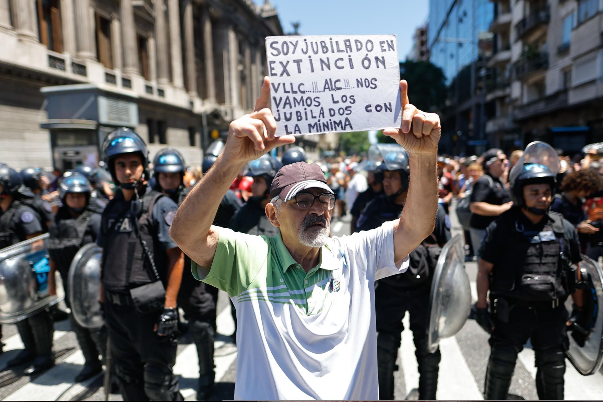Un hombre sostiene un cartel durante una protesta general en Buenos Aires, este 24 de enero.