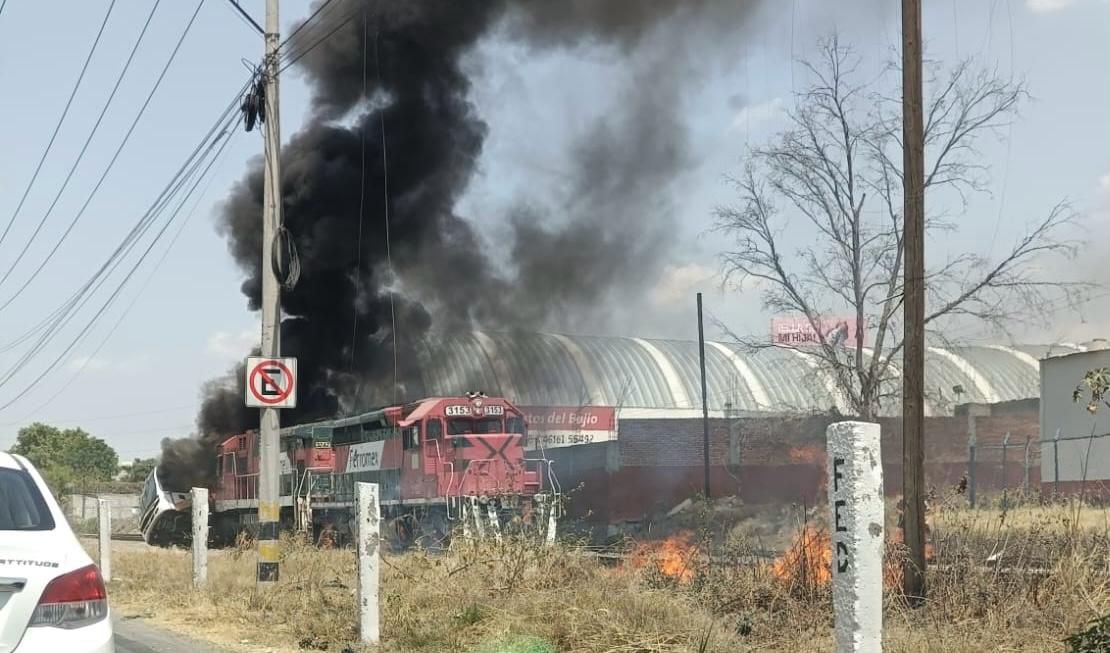 Pasajeros se salvan ‘de milagro’ tras incendio de autobús que fue arrastrado por un tren en Celaya 