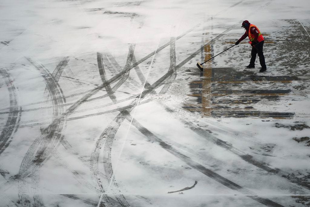 Un trabajador despeja nieve en el Aeropuerto Detroit Metropolitan Wayne County en  Romulus, Michigan, el 6 de enero del 2025. (AP foto/Charlie Riedel)