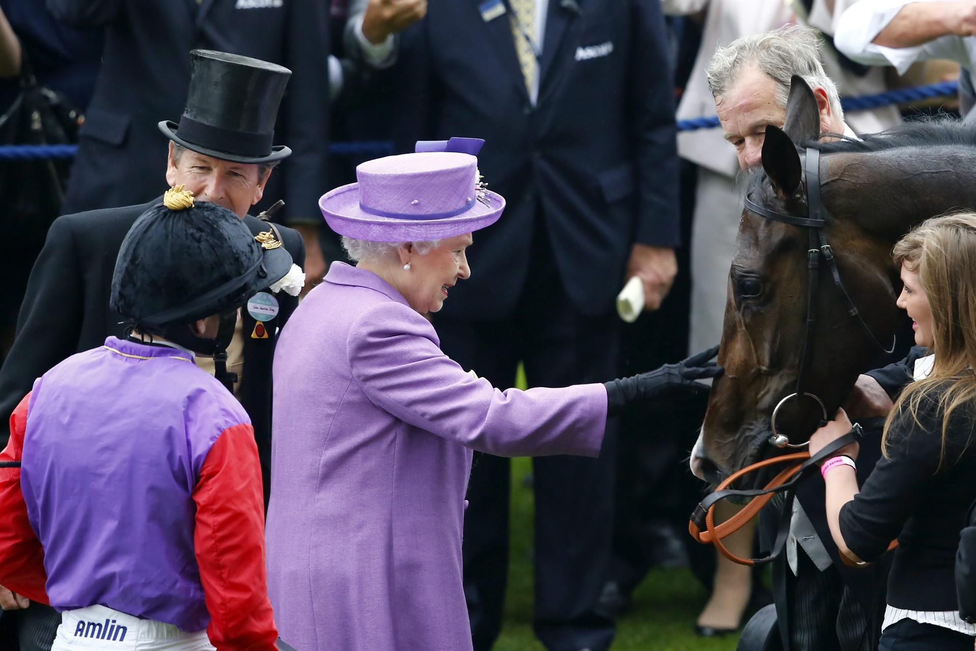 La Reina Isabel II solía asistir a carreras de caballos.