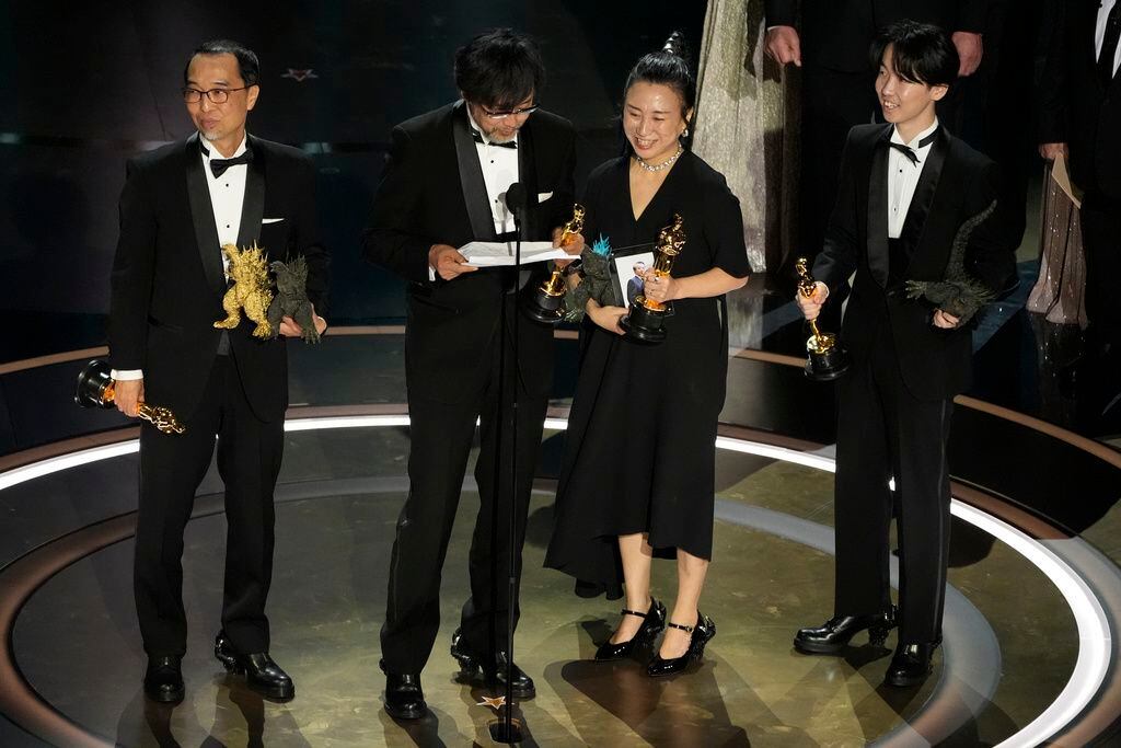 Los ganadores del premio Oscar a Mejor Película Animación portaban los zapatos de Godzilla cuando recibieron la estatuilla. (Foto: AP)