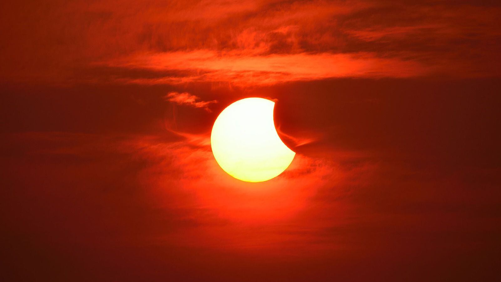 La fase parcial ocurre cuando la Luna pasa entre el Sol y la Tierra; no cubre al Sol por completo. (Shutterstock)