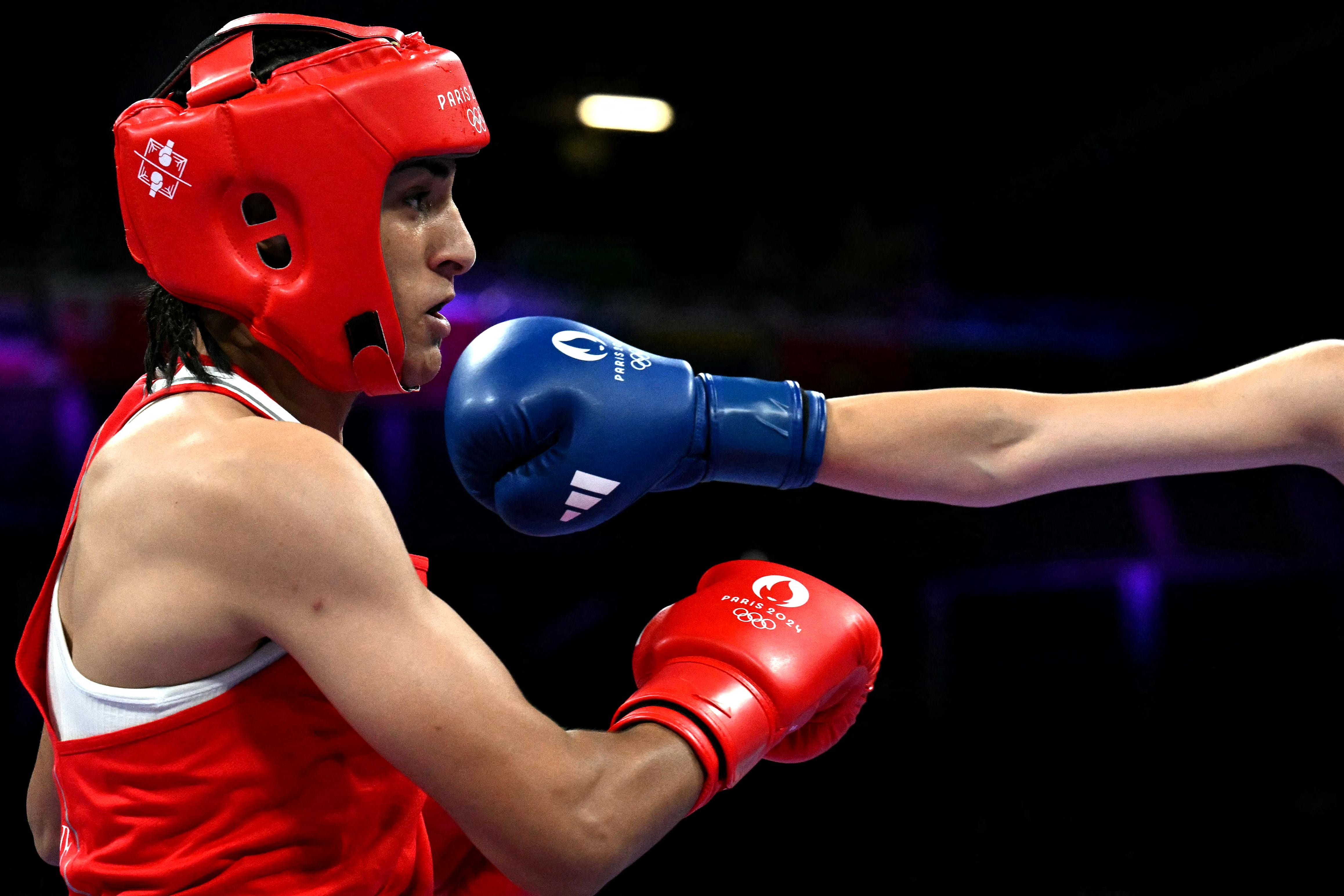 La boxeadora Imane Khelif resultó ganadora el jueves pasado, ante la rival Angela Carini, quien se retiró de la pelea a los 46 segundos y lloró de rodillas en el ring.