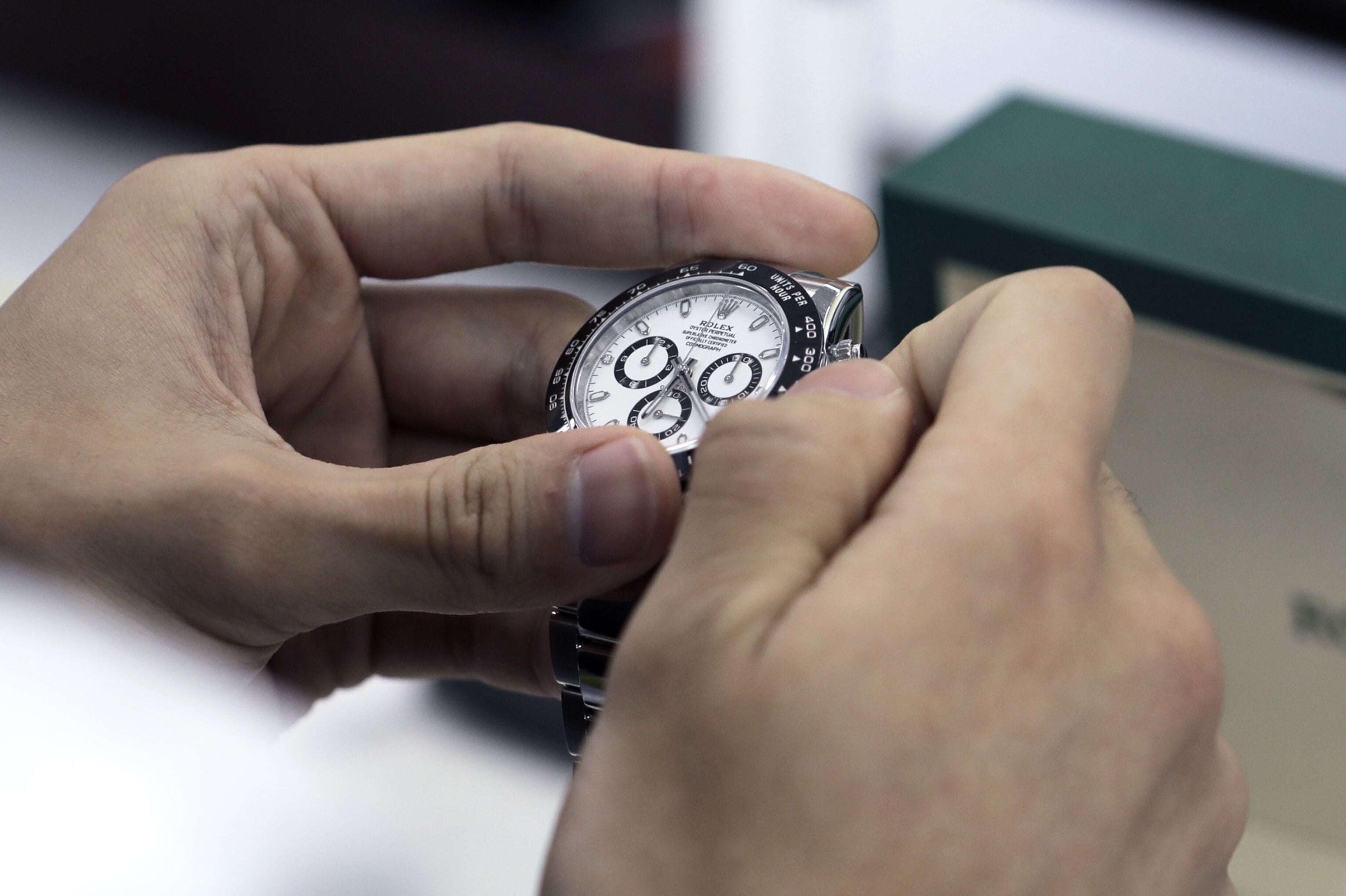 ¿Por qué Rolex, marca de relojes de lujo, fue multada con 100 millones de dólares? Esto sabemos 