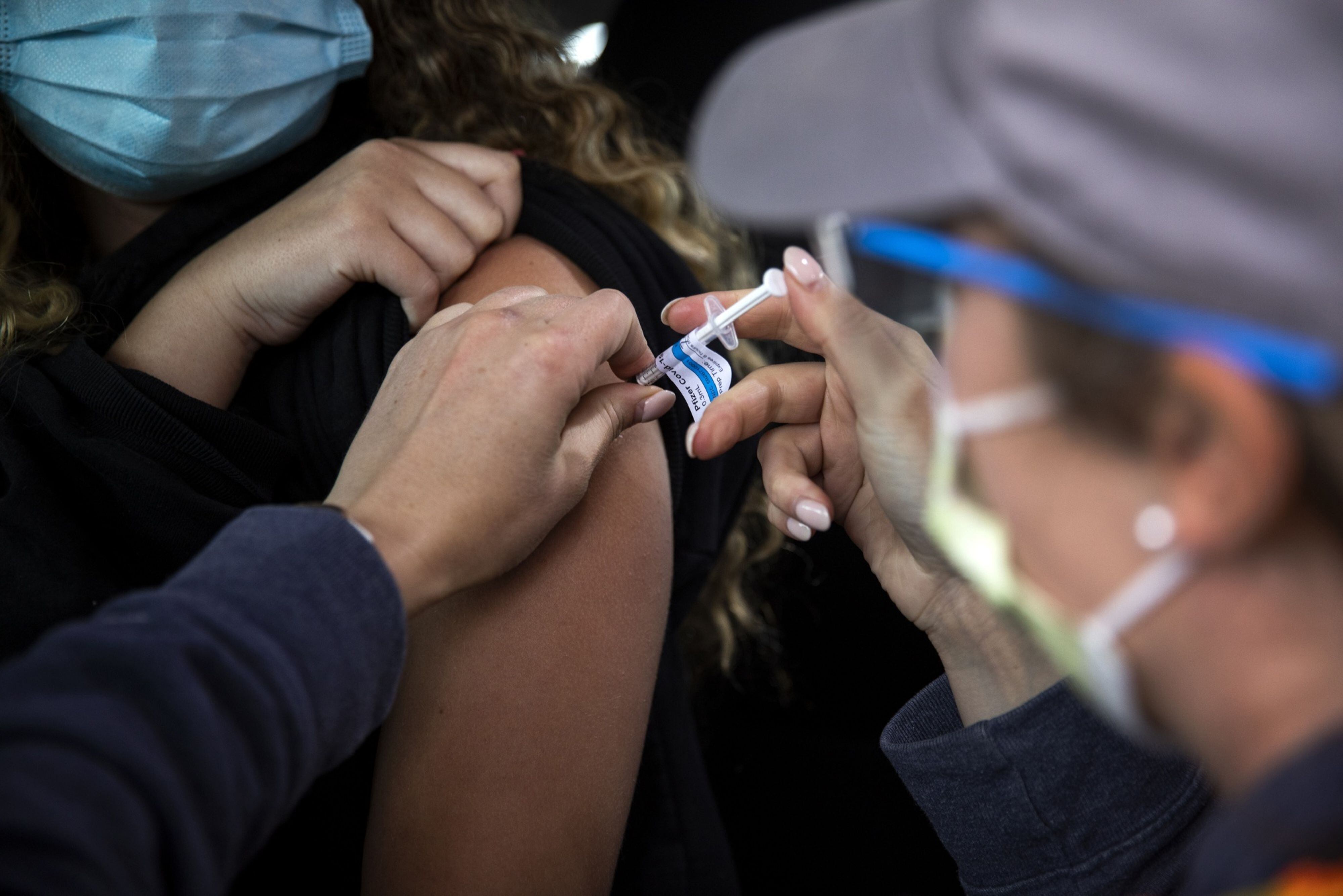 Vacuna COVID de Pfizer recibe ‘luz verde’ para ser aplicada en menores de 12 a 15 años en la UE