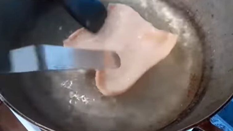 El chicharrón de harina se estira en el aceite al freíse. (Foto: YouTube / Flaquita Dorada).