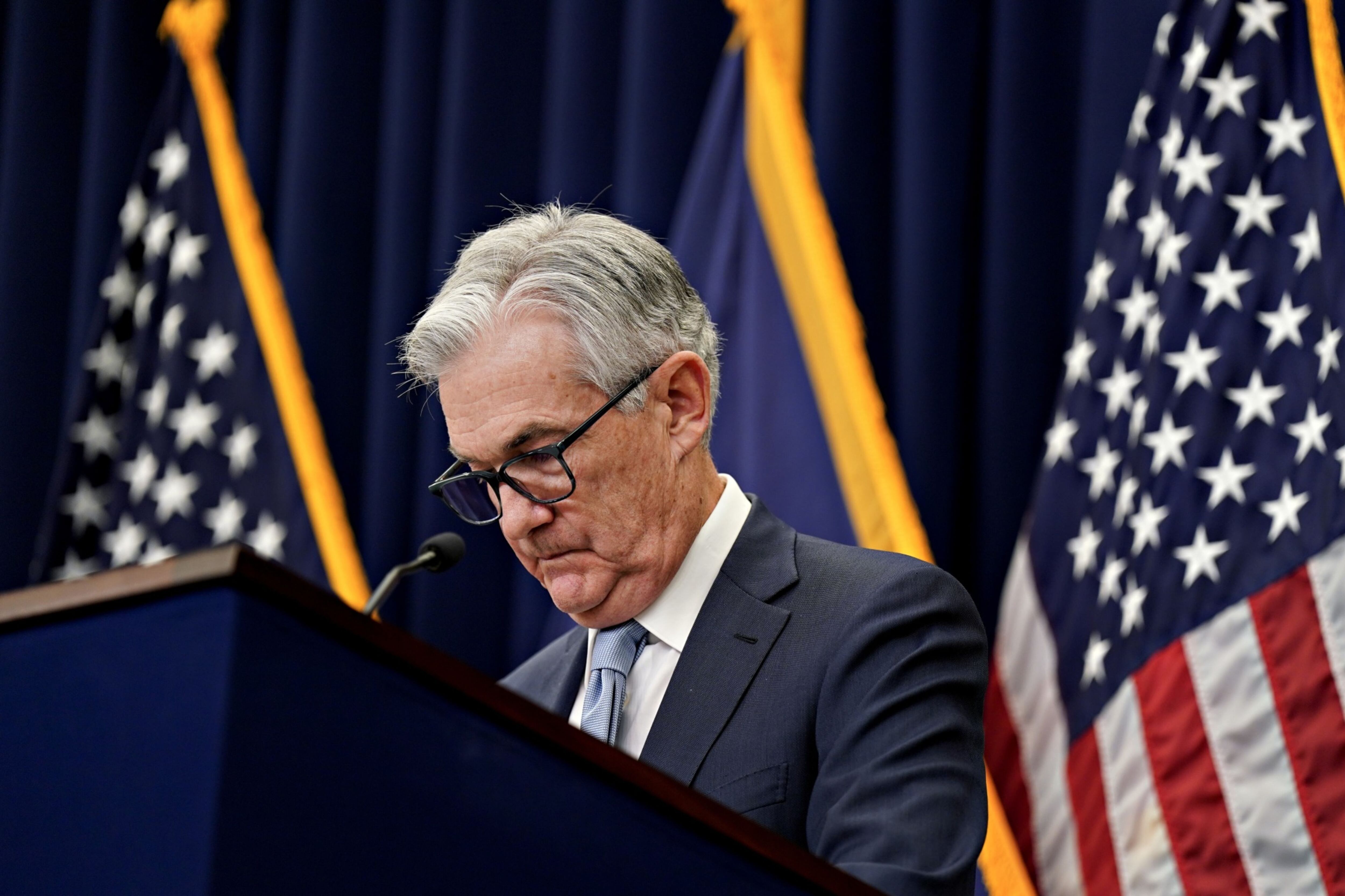 Fed descarta tregua en alza de tasas si la inflación no cede