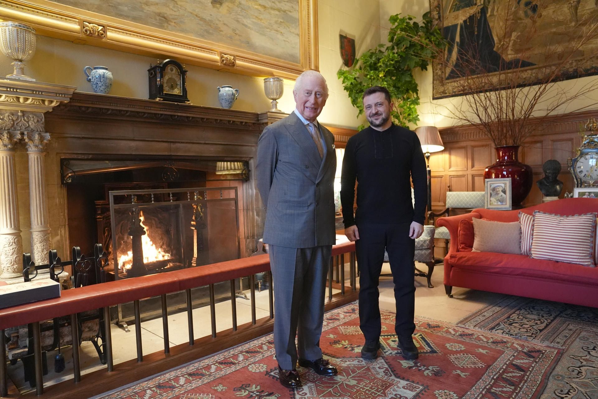 El rey Carlos III del Reino Unido recibe este domingo al presidente ucraniano, Volodímir Zelenski (d), en su residencia de Sandringham, tras la reunión informal de los líderes europeos para abordar la seguridad de Ucrania. (Foto: EFE/ Joe Giddens PA Wire)