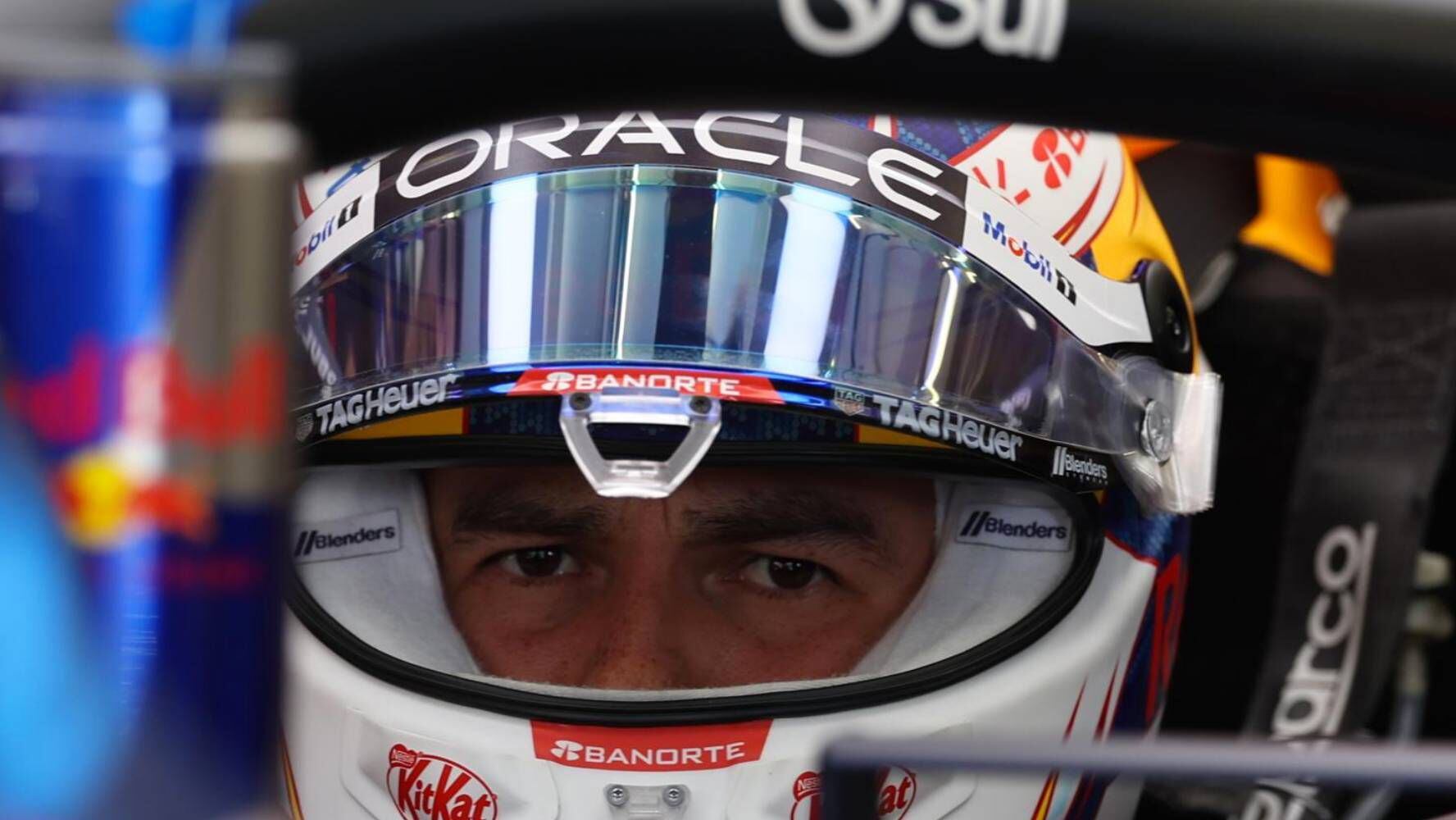 Checo Pérez se subió al podio en la primera carrera del año en Baréin, terminó en la segunda posición detrás de su coequipero, Max Verstappen. (Foto: EFE).