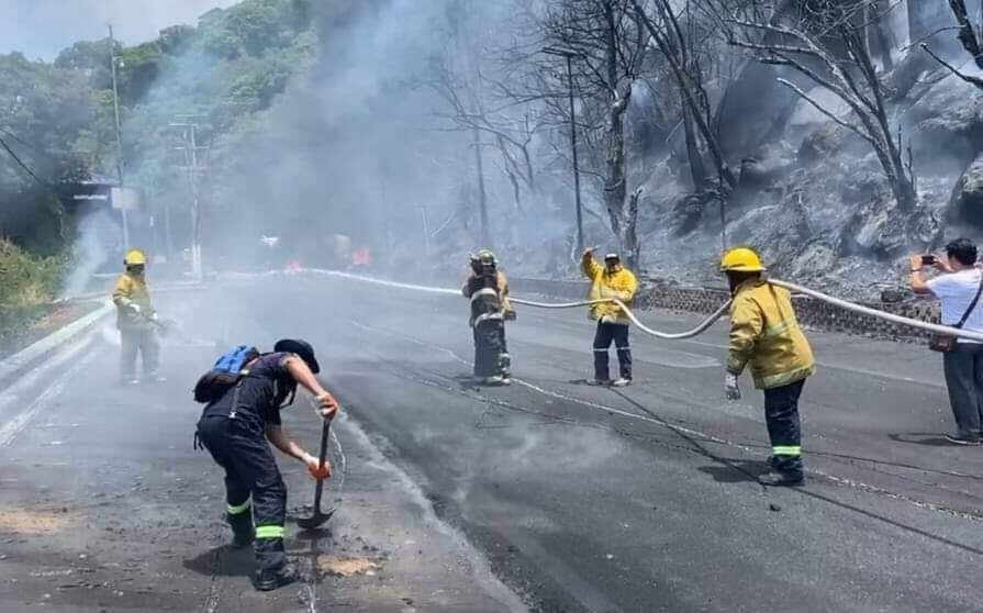 La avenida Escénica en Acapulco fue cerrada por el choque e incendio de pipa. (Especial)