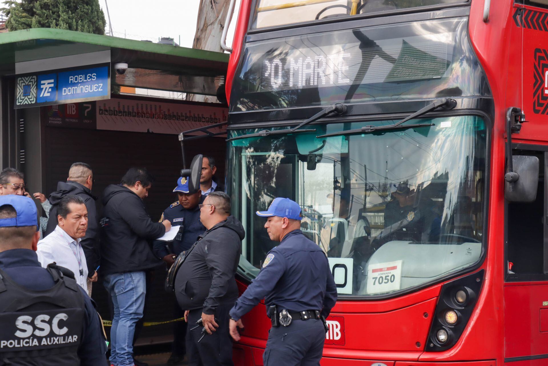 Las autoridades resguardaron la estación y el Metrobús en el que murió una mujer.