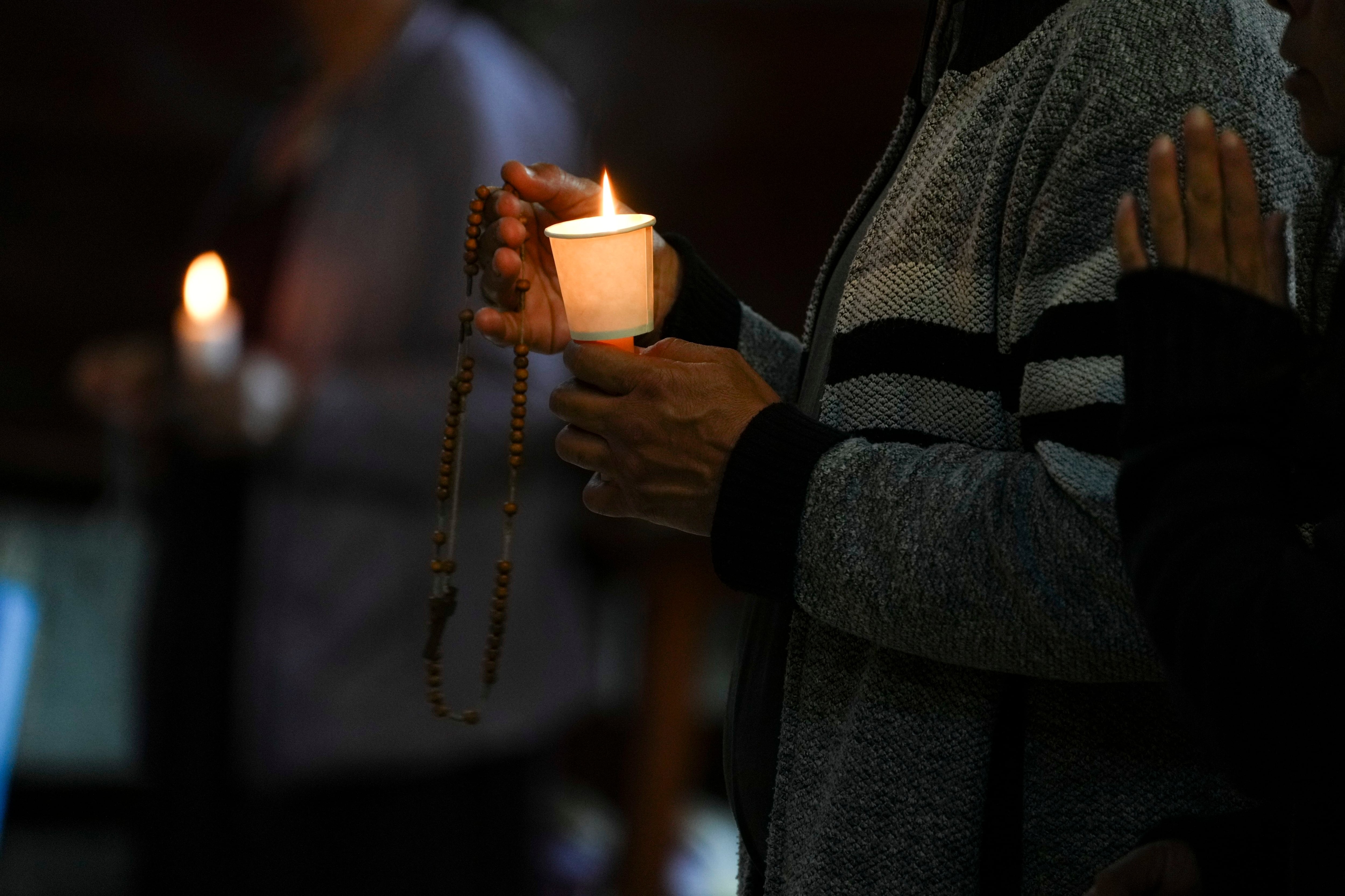 Fieles rezan por la salud del papa Francisco en la Catedral Metropolitana de la Ciudad de México, el 27 de febrero de 2025. (AP Foto/Marco Ugarte)