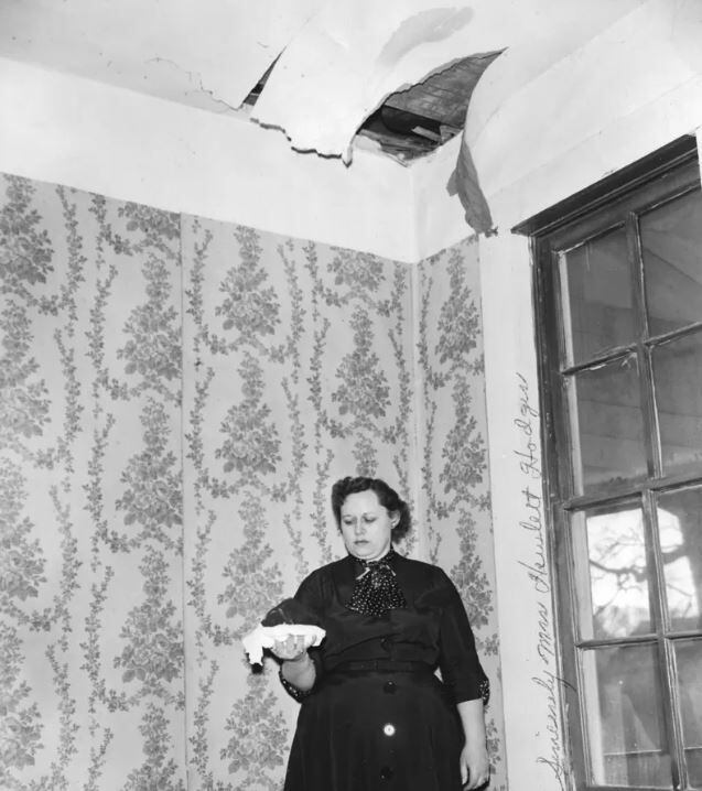 Ann Hodges sosteniendo el meteorito que la golpeó en 1954.
