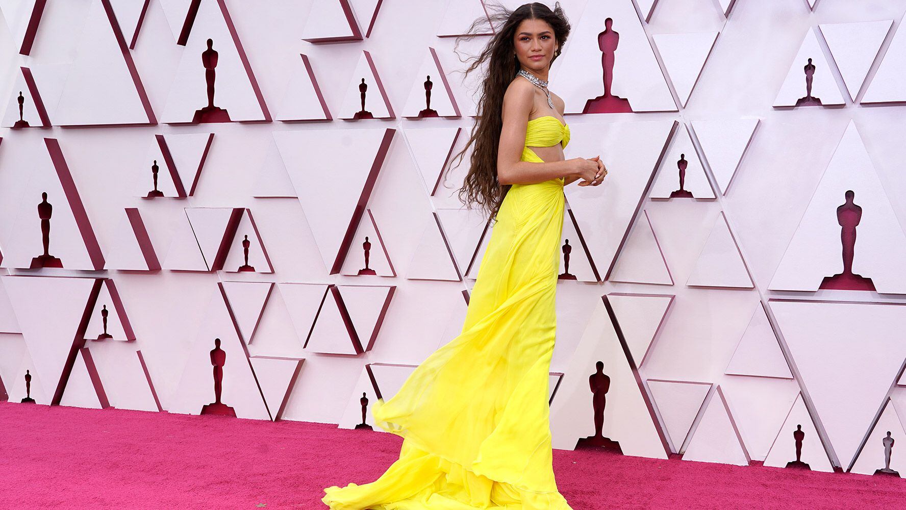 Los 6 vestidos que ‘se llevaron’ la alfombra roja de los Oscar 2021