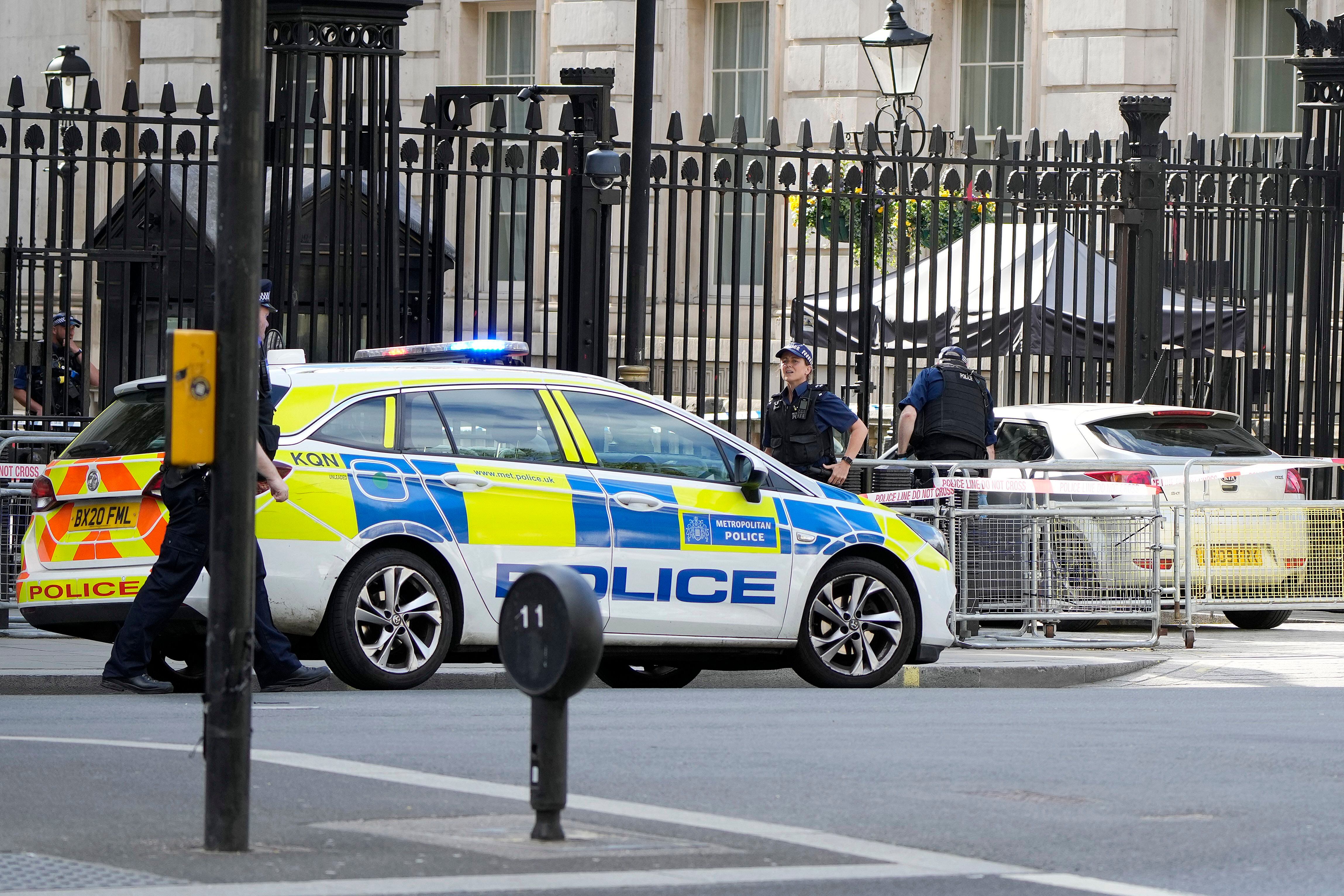 ‘Susto’ en Downing Street: automóvil choca contra cerca de la casa del primer ministro