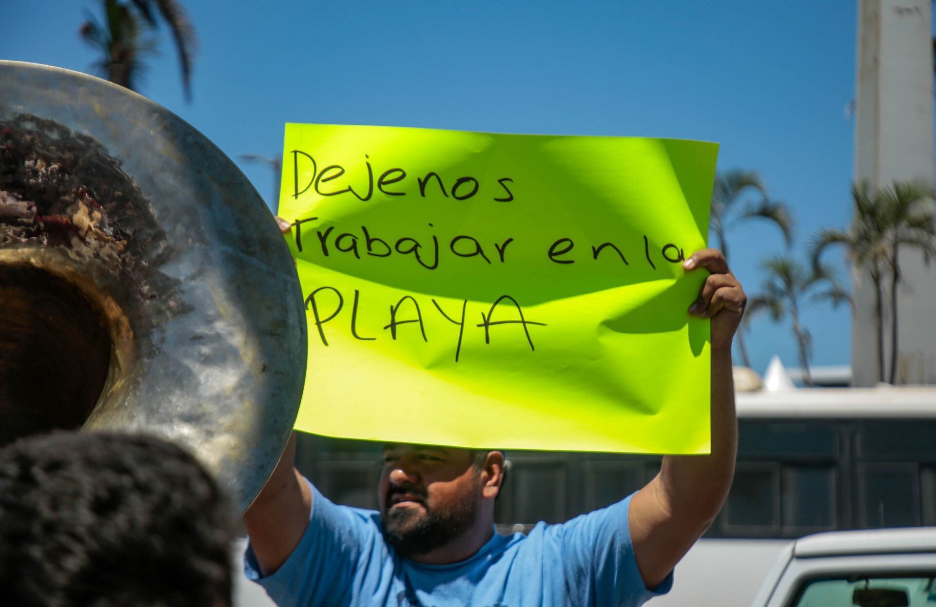 Músicos de Banda Sinaloense se manifestaron en respuesta a las recientes declaraciones de hoteleros y empresarios que pretenden limitar los horarios de trabajo.
