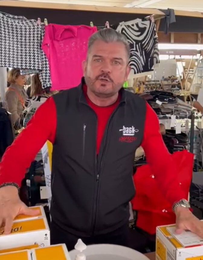 Sergio Basáñez en un bazar vendiendo caldo de hueso. (Foto: Instagram @baak.bonebroth)