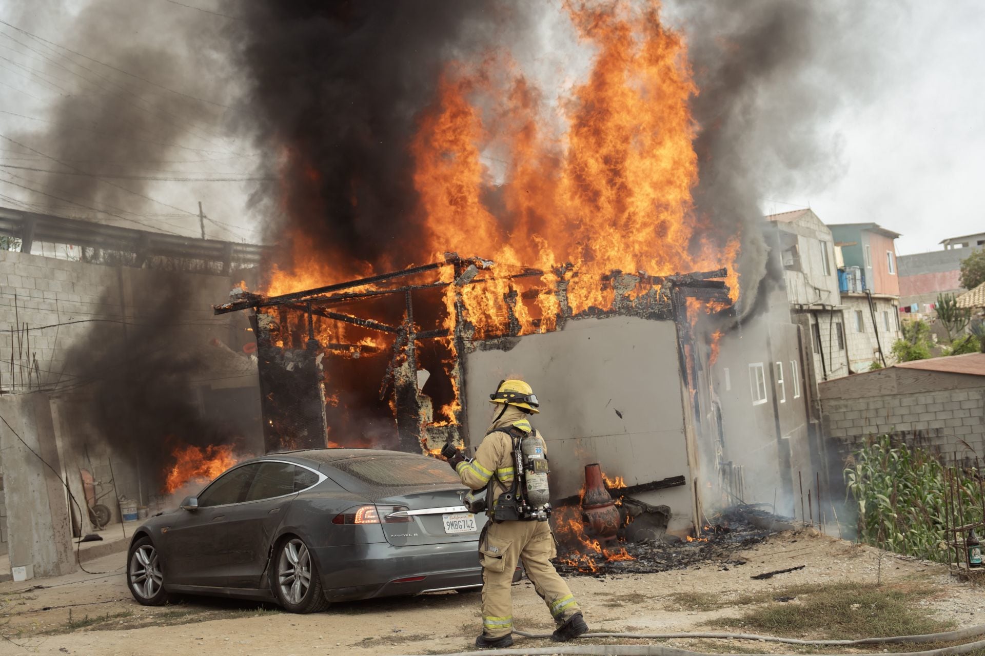 Tesla ‘tatemado’ en Tijuana: Auto eléctrico conectado a ‘diablitos’ se incendió