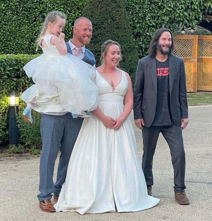 Keanu Reeves posó sonriente con la pareja que lo invitó a su boda (Foto: Twitter @MrsNRoadnight)