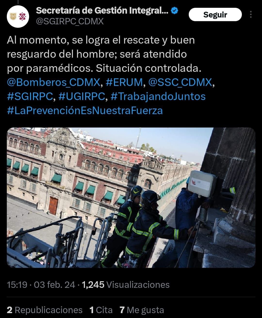 Así fue el rescate del hombre que pretendía saltar de un edificio en el Zócalo. (Captura de pantalla: @SGIRPC_CDMX)