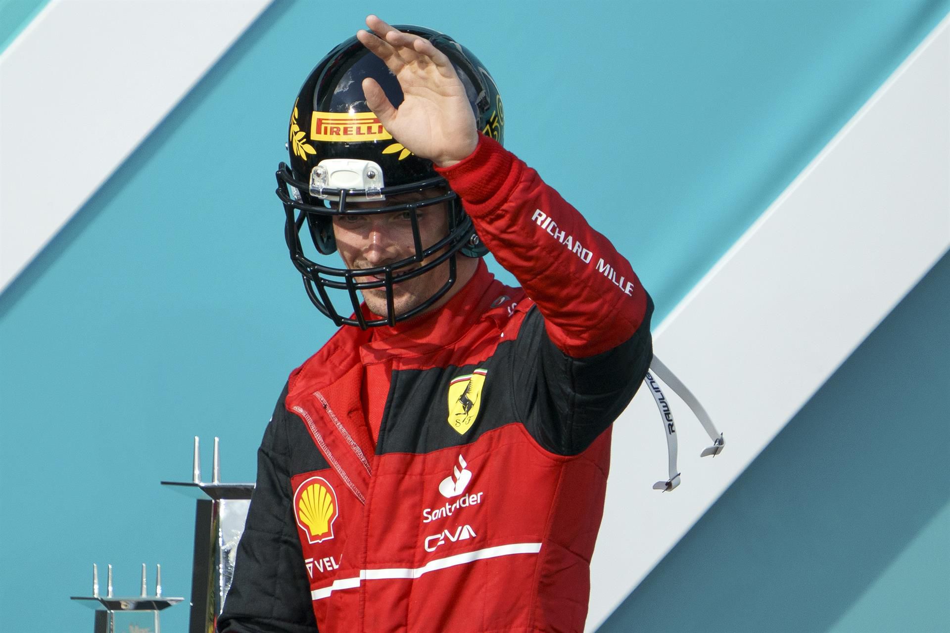 Otra vez en Mónaco: Charles Leclerc choca Ferrari histórico de Niki Lauda