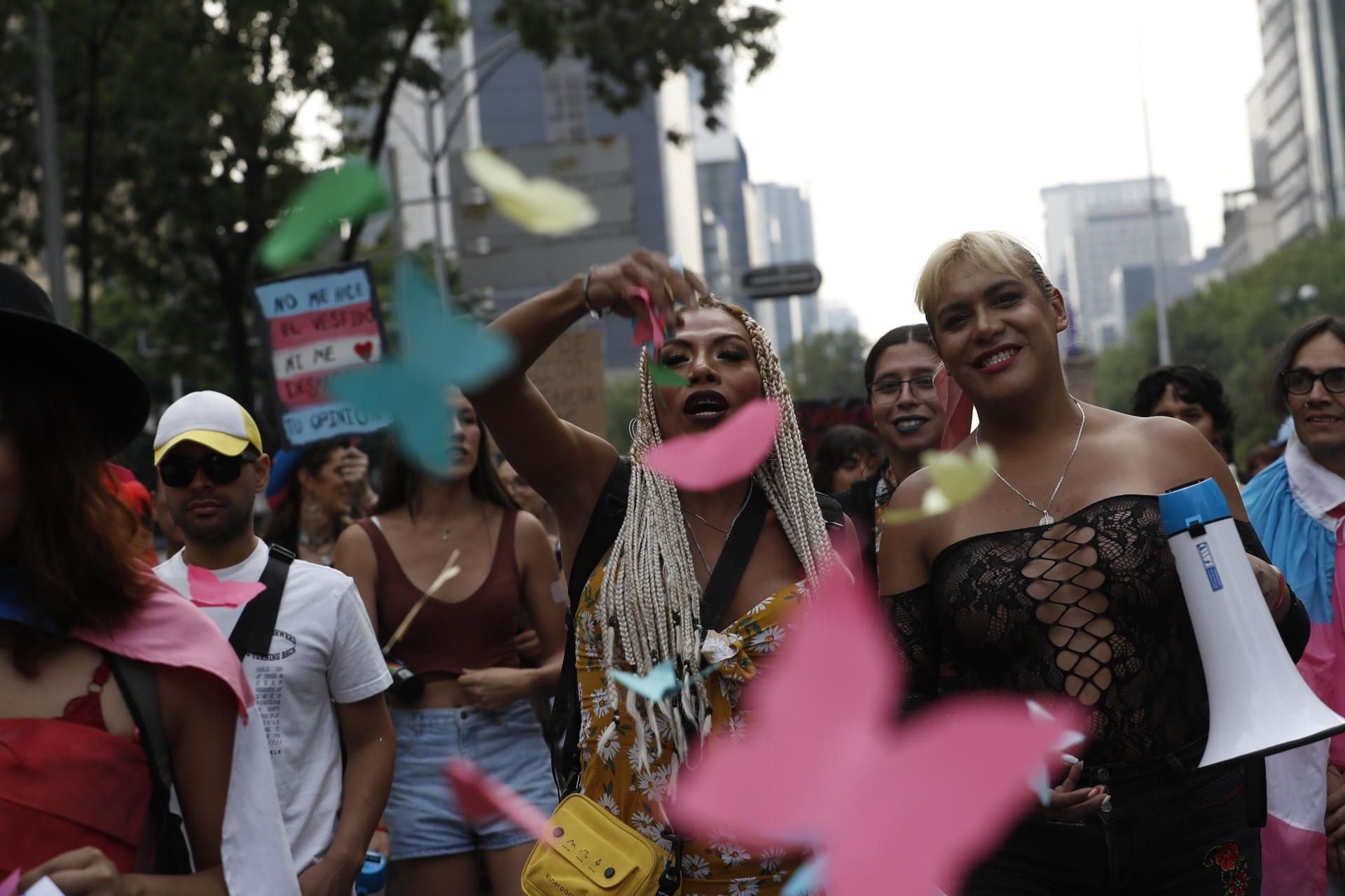 Colectivos LGBT+ celebran y exigen derechos en el Día de la Visibilidad Trans en México