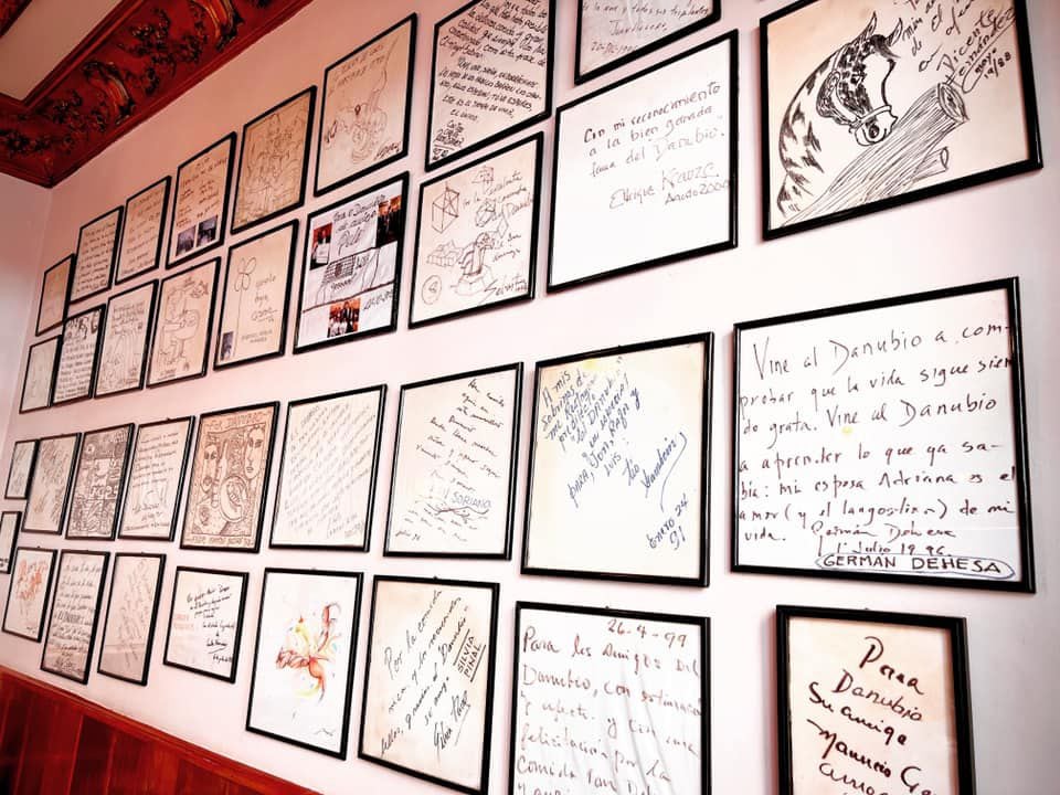 Las paredes del restaurante tienen más de 800 servilletas de celebridades, tradición que inició Octavio Paz en los años 80. (Foto: Danubio).