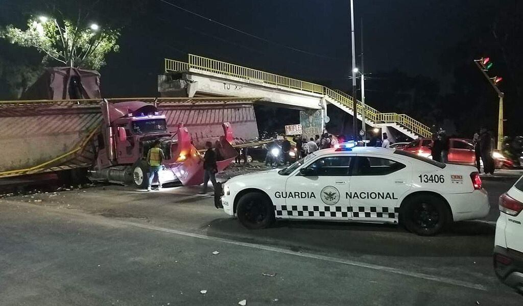 Derrumbe de puente peatonal aplasta a camión en la México-Texcoco