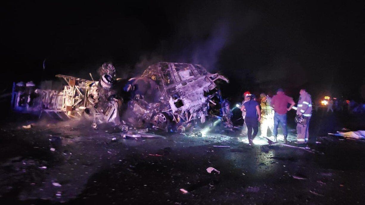 Choque entre autobús de turismo y pipa deja 18 personas muertas en carretera Victoria- Monterrey