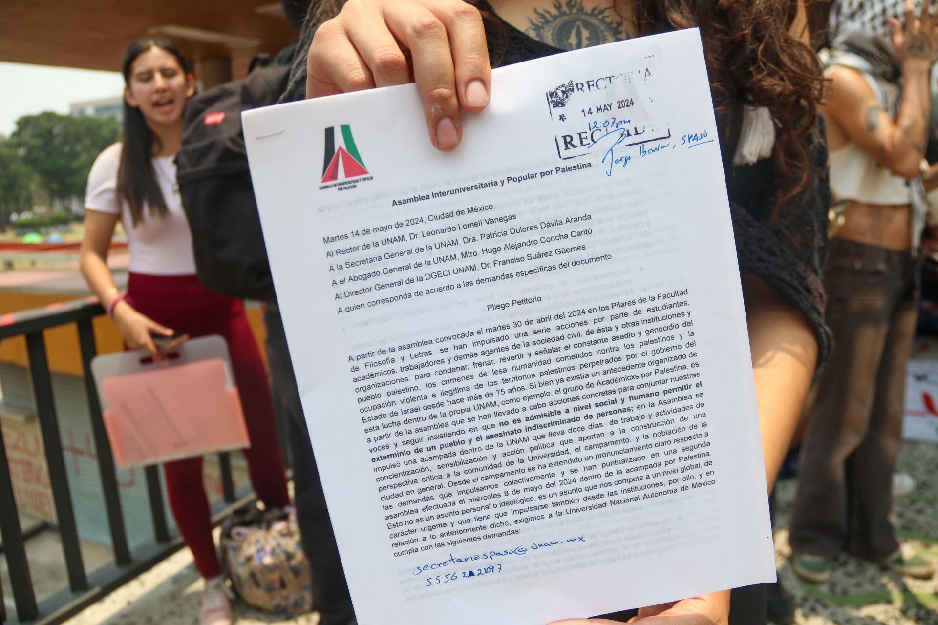 Con una marcha, estudiantes entregaron un pliego petitorio para exigir medidas de la UNAM y del Gobierno de México ante la guerra israelí en Gaza.