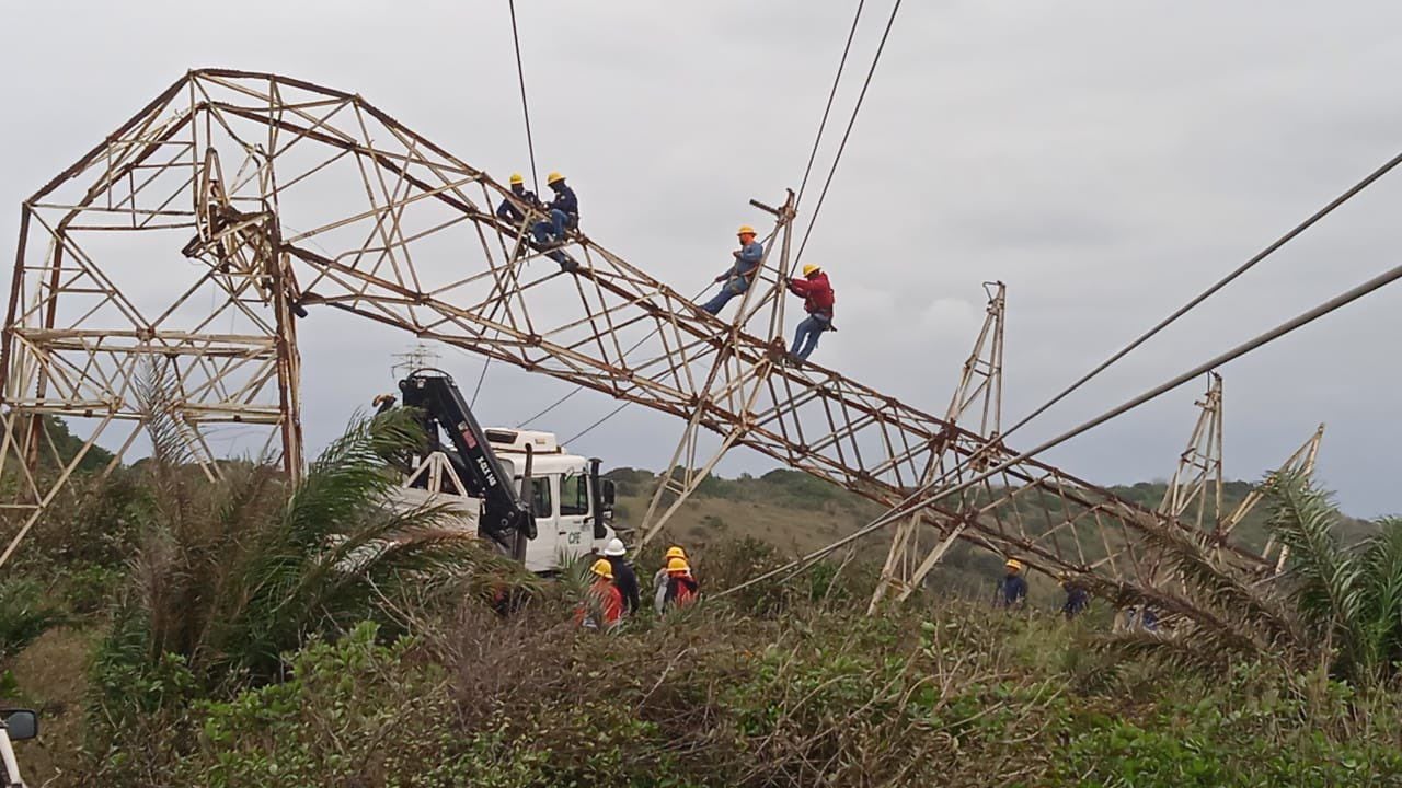 Viento del Frente Frío 24 tira postes de luz y antenas de CFE en el Istmo de Tehuantepec