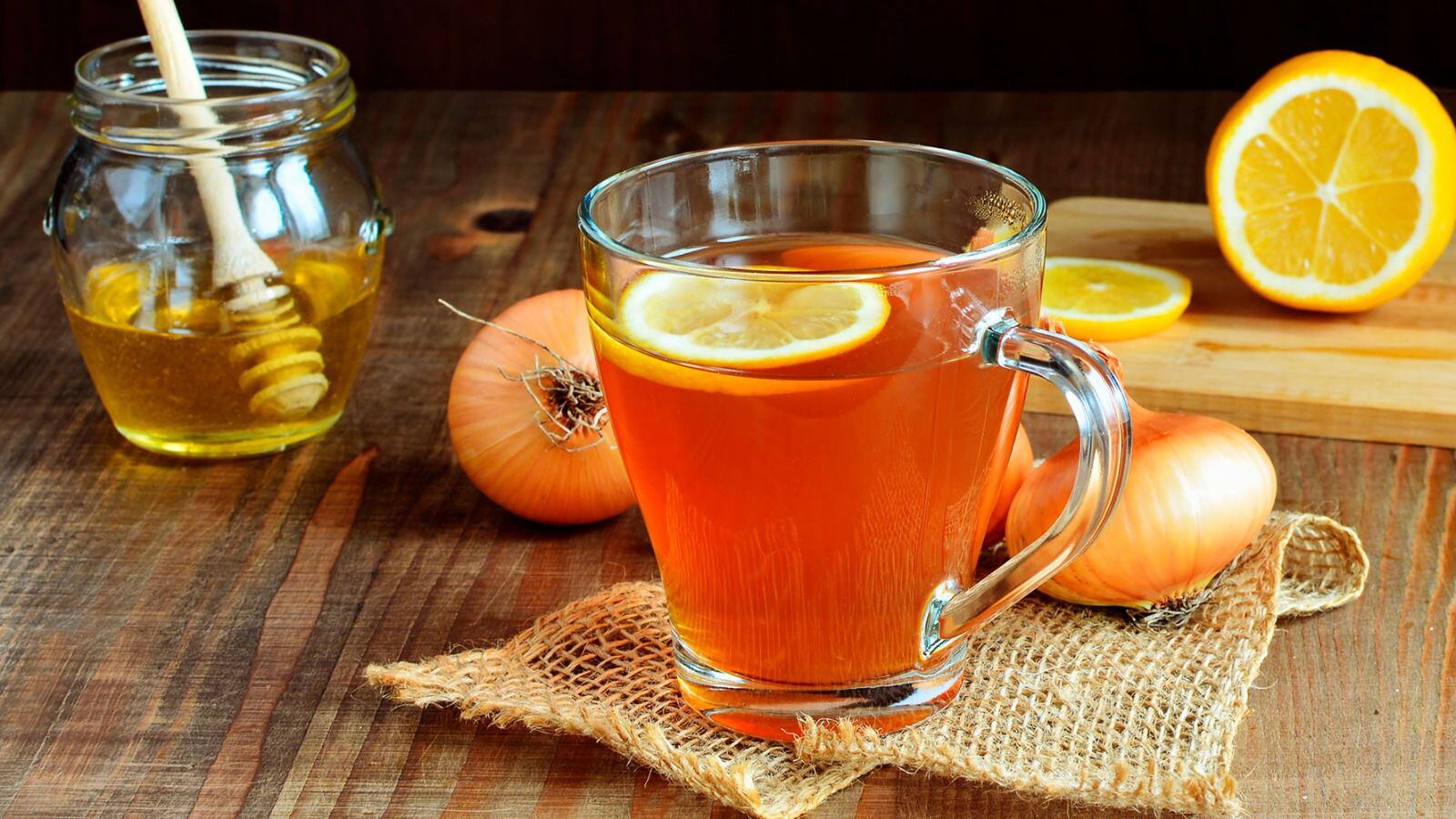 El té de cebolla se promueve por supuestos beneficios contra el resfriado y otras enfermedades respiratorias. (Foto: Shutterstock).