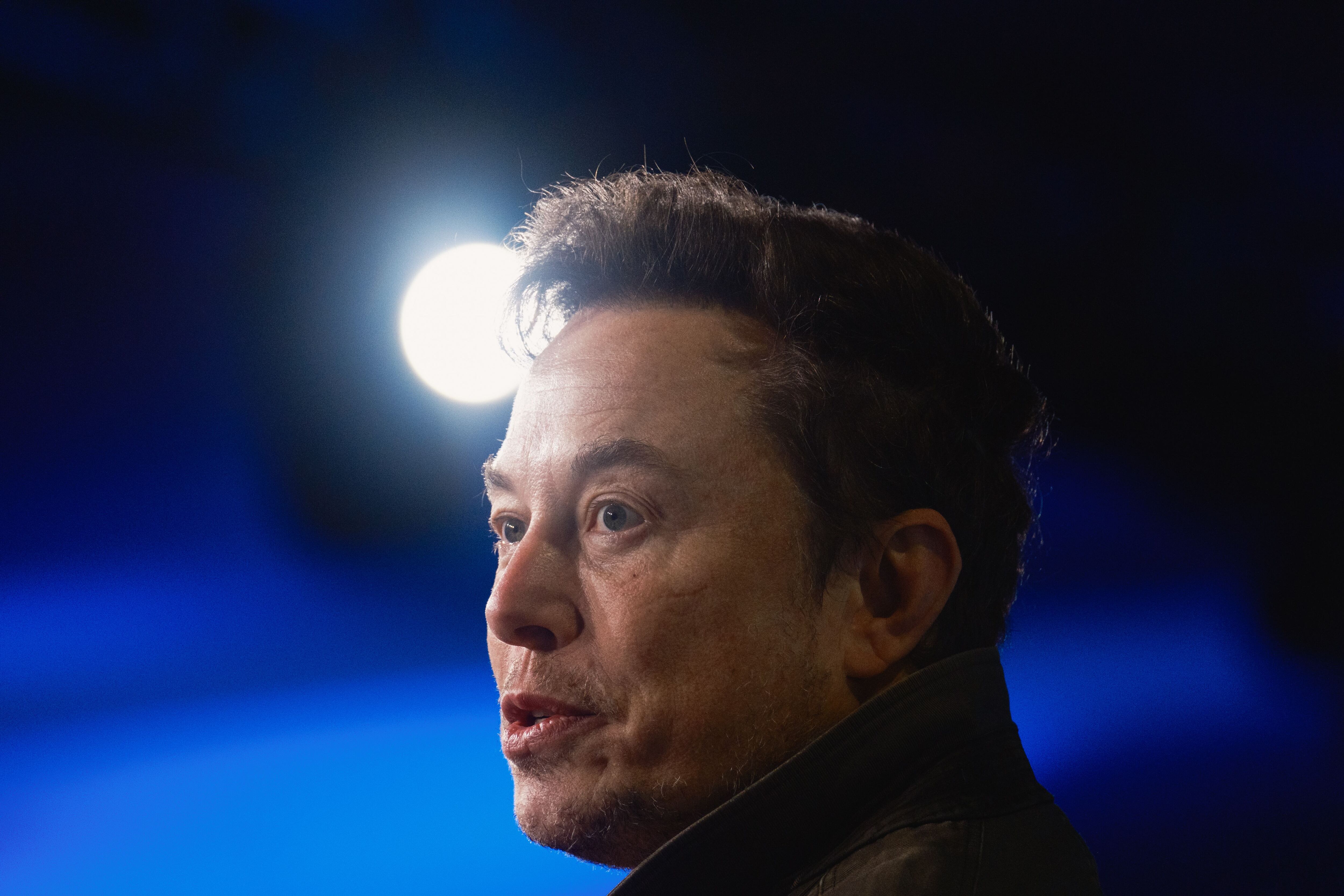 El desempeño de Tesla ha 'pasado a traer' a la fortuna de Elon Musk, que ahora 'solo es' el tercer hombre más rico del mundo.