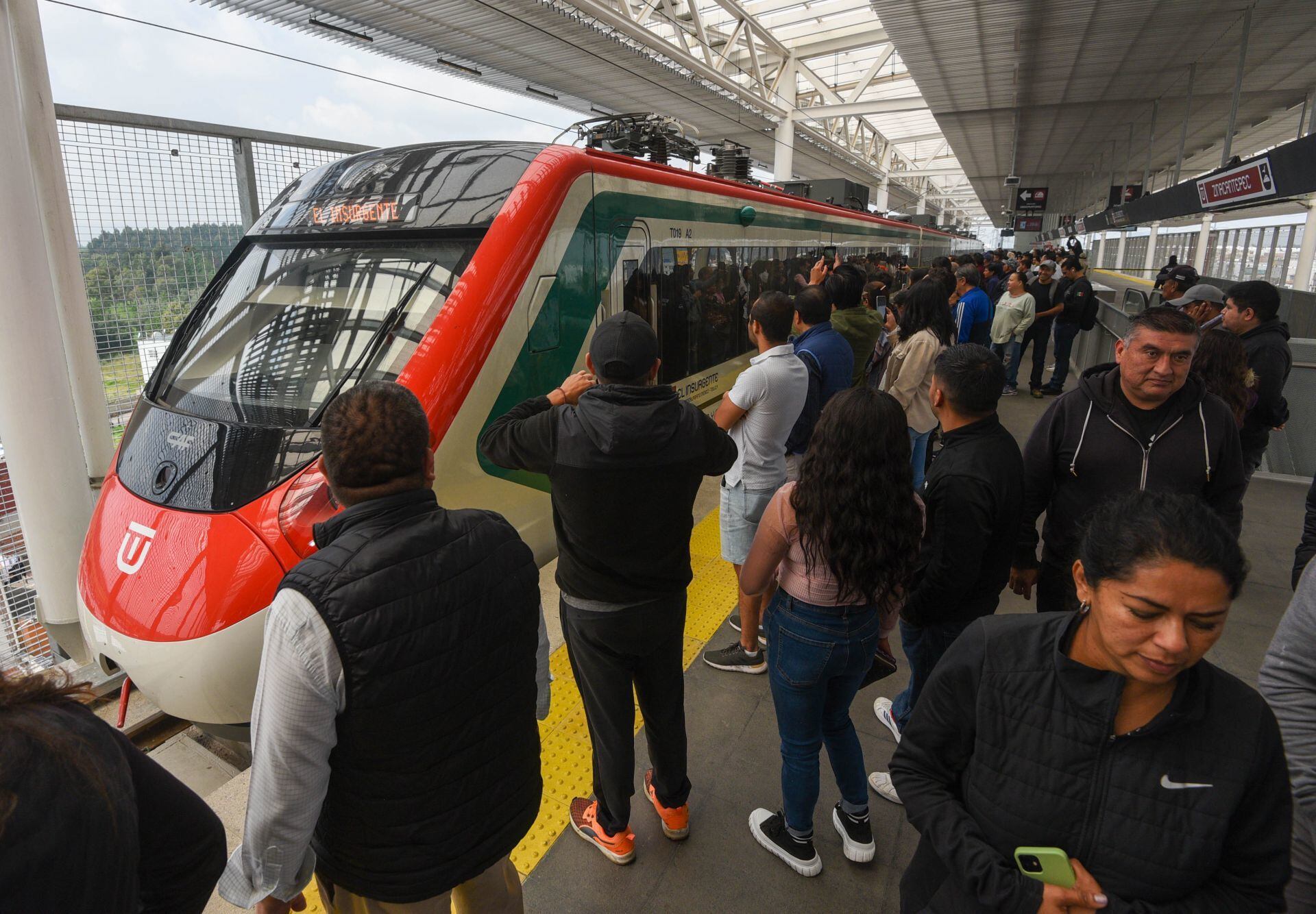 La euforia por viajar en El Insurgente Tren Interurbano MÉxico-Toluca fue notoria en los primeros días de su funcionamiento.