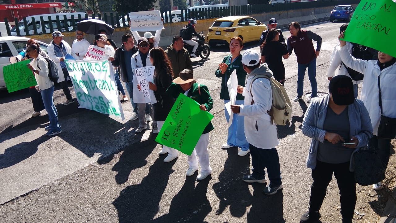 Los manifestantes afirman que les adeudan prestaciones, y que presuntamente son acosados laboralmente. Foto: Especial