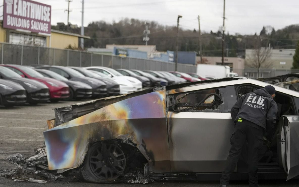 Atacan con bombas y balas a concesionarios de Tesla: Iniciaron desde que Musk es ‘uña y mugre’ con Trump