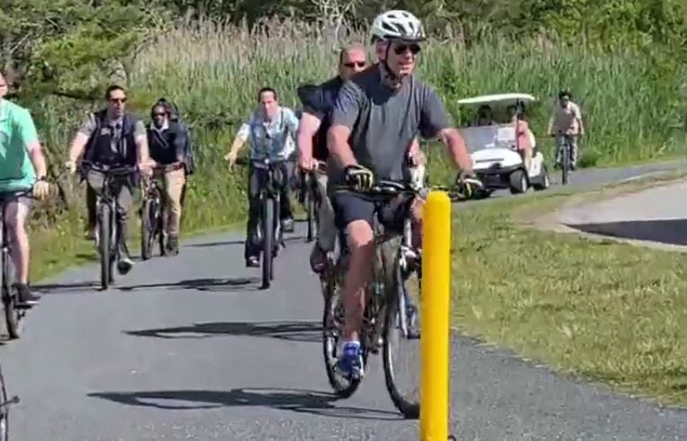 ‘Estoy bien’: Captan caída de Joe Biden tras paseo en bicicleta