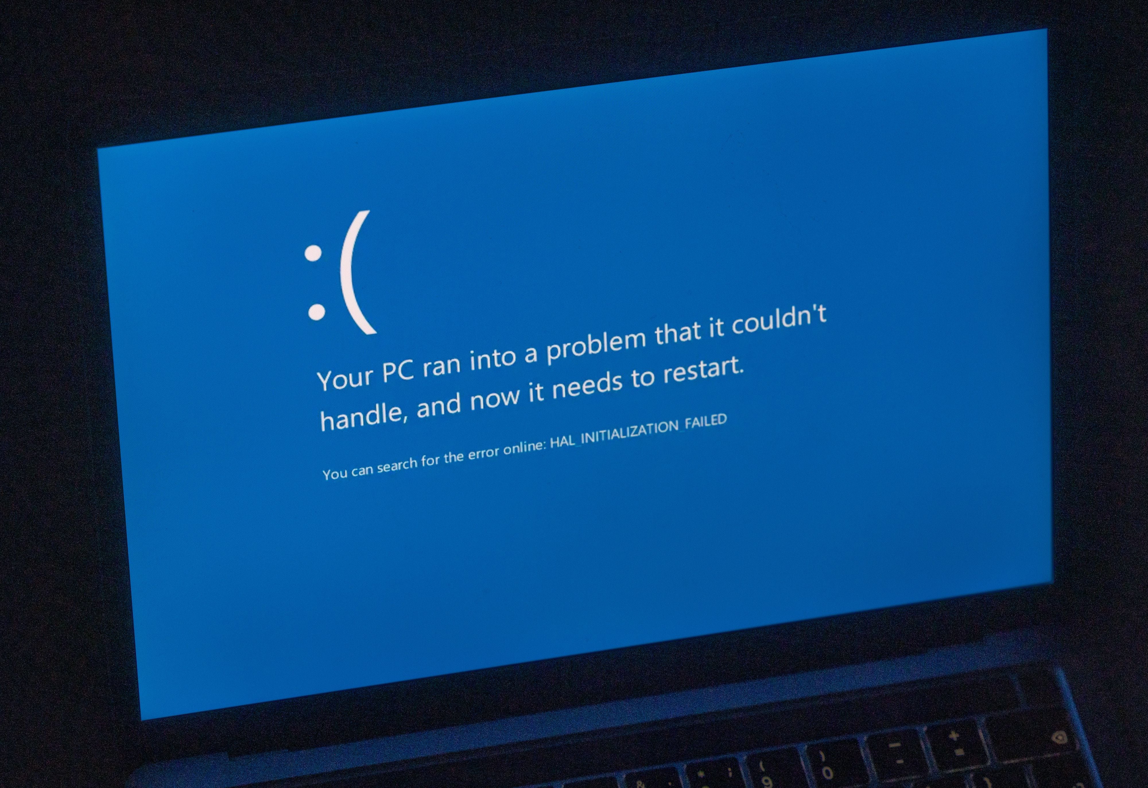 Una pantalla azul muestra error en una computadora portátil debido a la falla de Microsoft a nivel mundial.