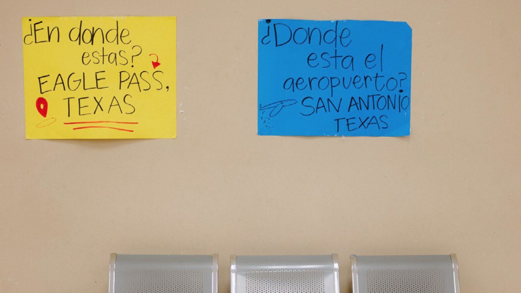 En Mission: Border Hope, carteles en español informan a los migrantes sobre su ubicación.