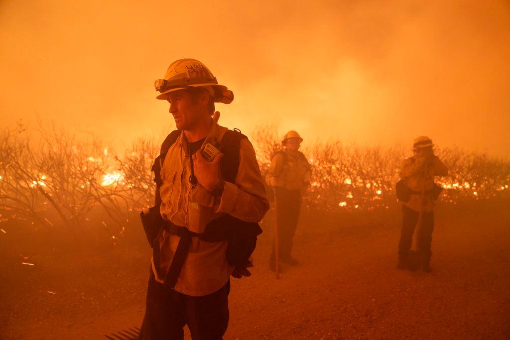Incendio en Los Ángeles: Desalojan a más de mil personas; viento aviva el fuego (fotos)