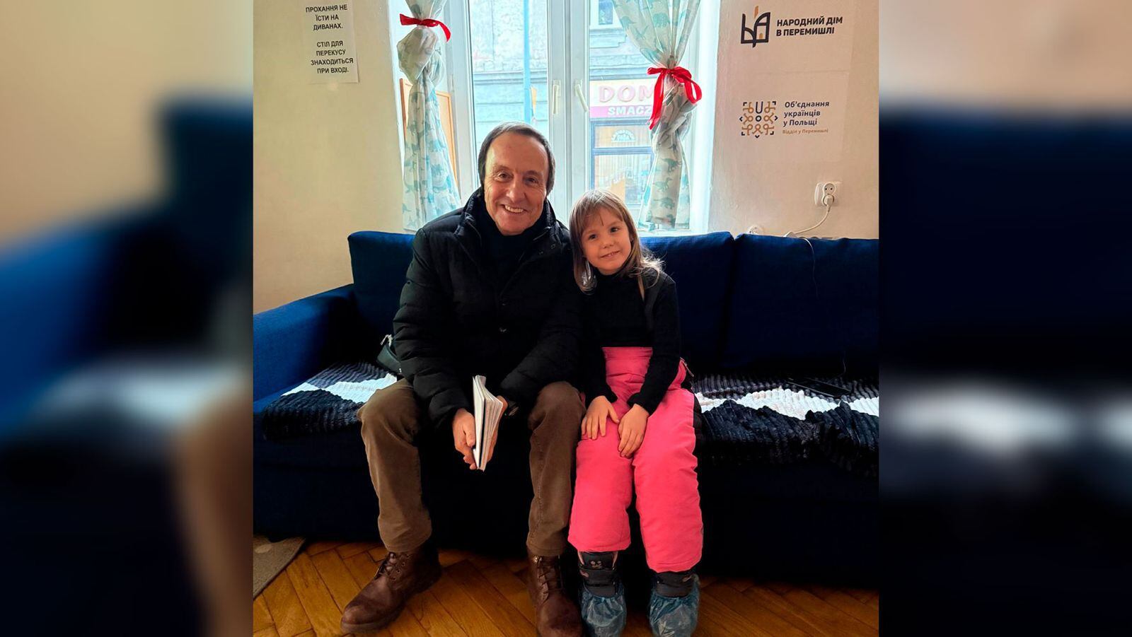 El periodista Pablo Hiriart junto a la niña Viktoria, a quien conoció en un albergue de la ONU.