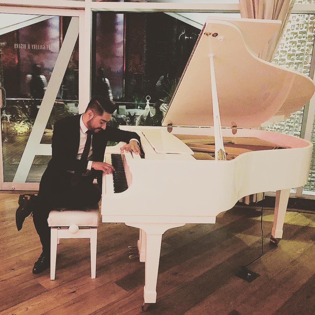 El pianista de Tik Tok toca en el restaurante Bistro Bleu. (Foto: Instagram / daniel.crutze).