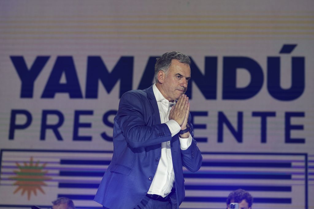 Yamandú Orsi, candidato del Frente Amplio, se dirige a sus seguidores después de ganar la segunda vuelta presidencial en Montevideo, Uruguay, el domingo 24 de noviembre de 2024.(AP foto/Natacha Pisarenko)