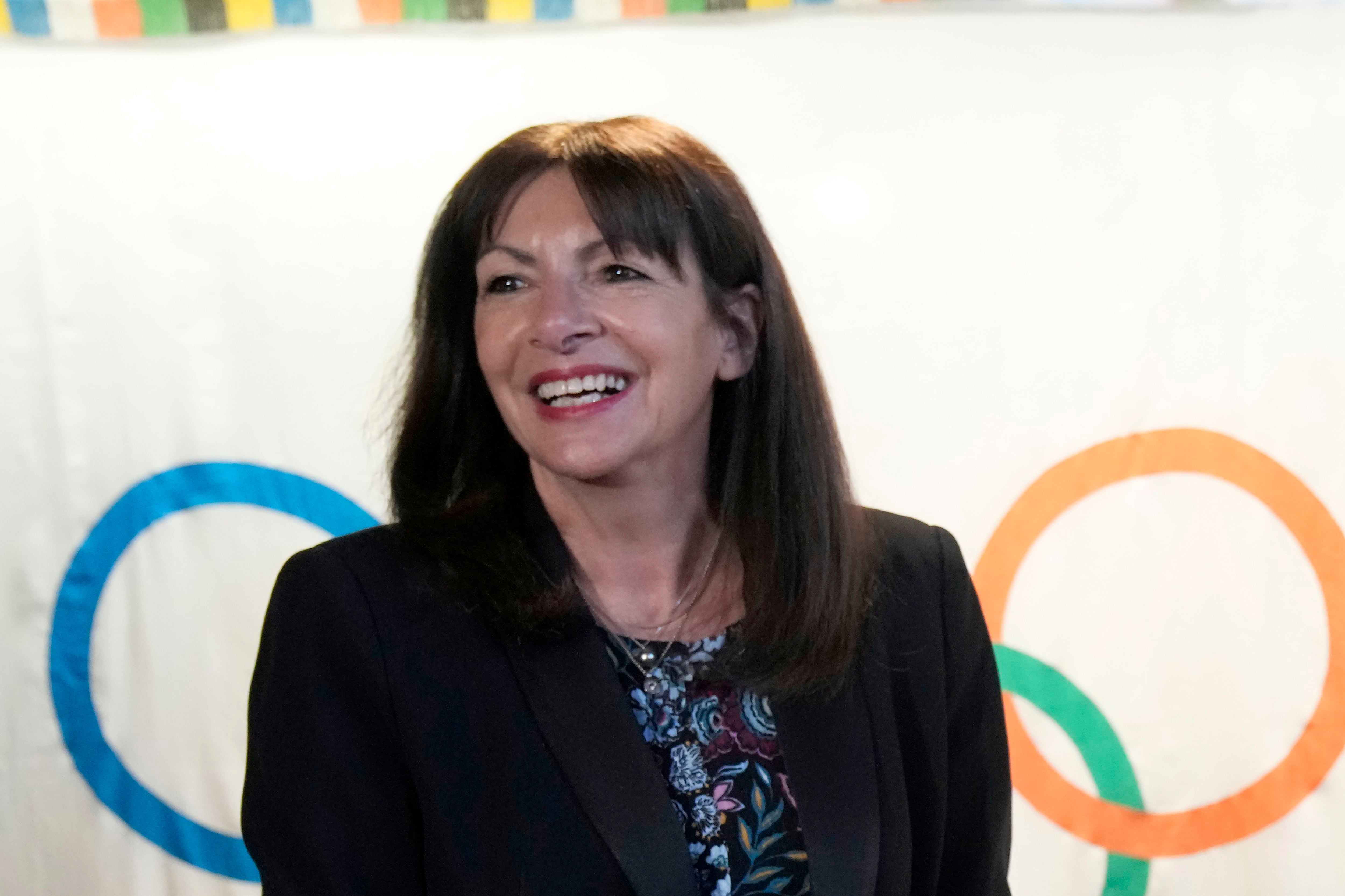 Anne Hidalgo, alcaldesa de París, ha trabajado en los últimos años para que el río Sena sea apto de actividades durante los Juegos de París 2024.