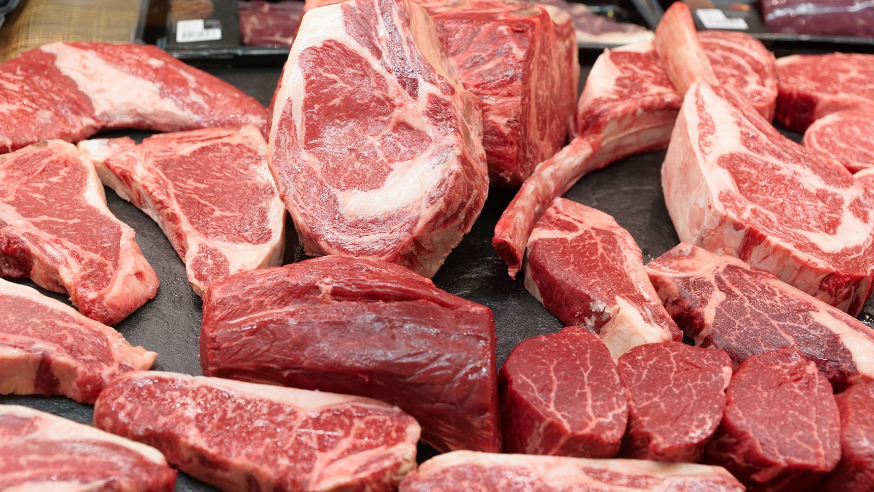 La carne roja es uno de los alimentos que se ha relacionado con las probabilidades de padecer carne. (Foto: Shutterstock).