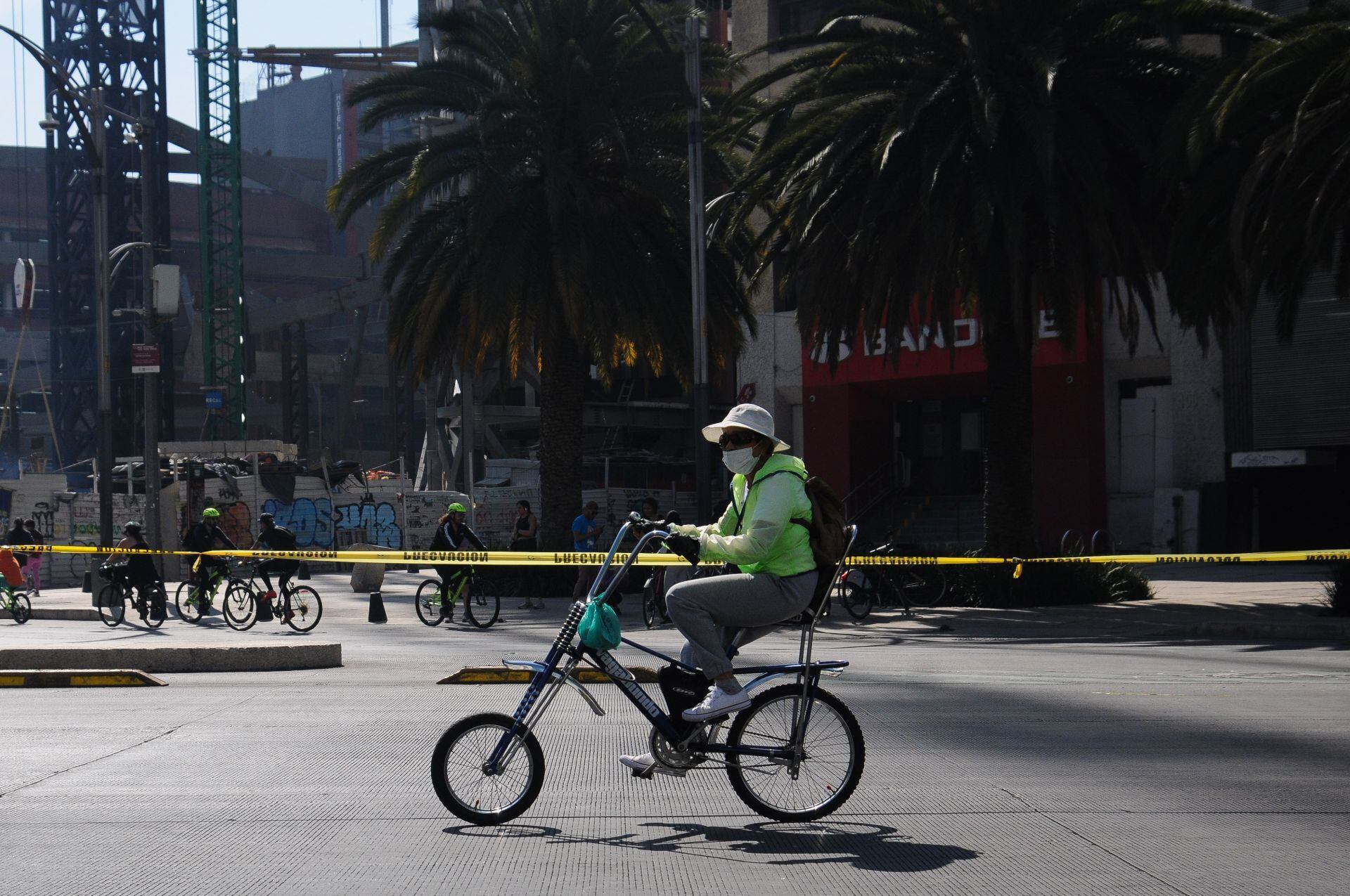 Una persona utiliza un cubrebocas mientras utiliza su bicicleta durante el paseo dominical en Paseo de la Reforma. (Foto: Cuartoscuro.com).