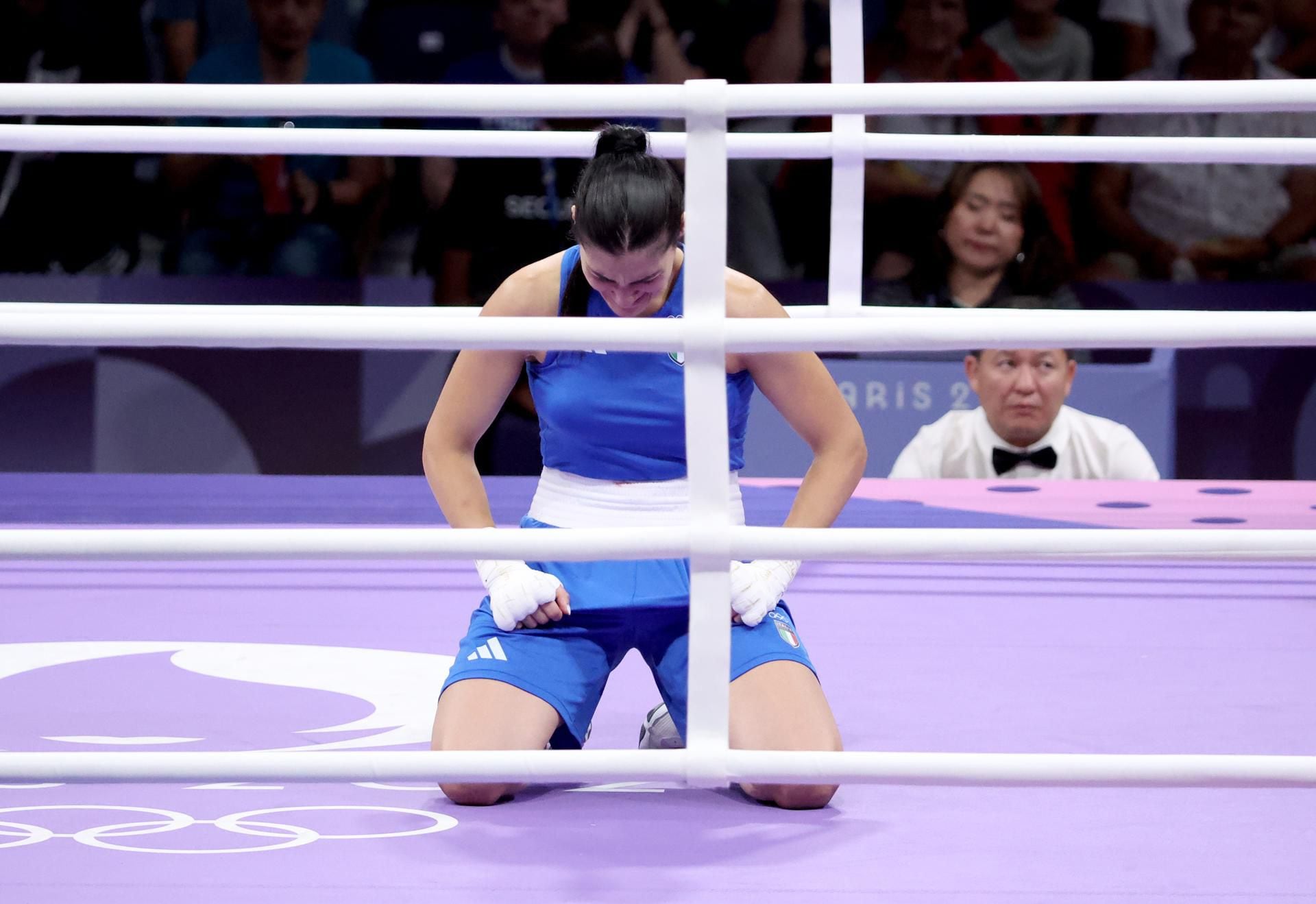 La boxeadora italiana Angela Carini llora tras retirarse en la categoría 66kg ante la argelina Imane Khelif en París 2024.