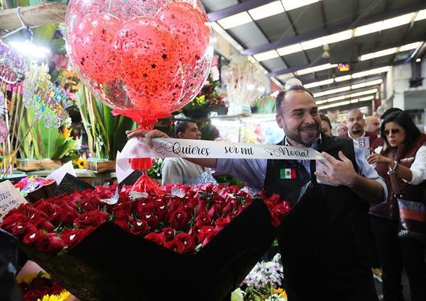 Mexicanos ‘enamoradizos’ compran regalos por San Valentín pese a inflación