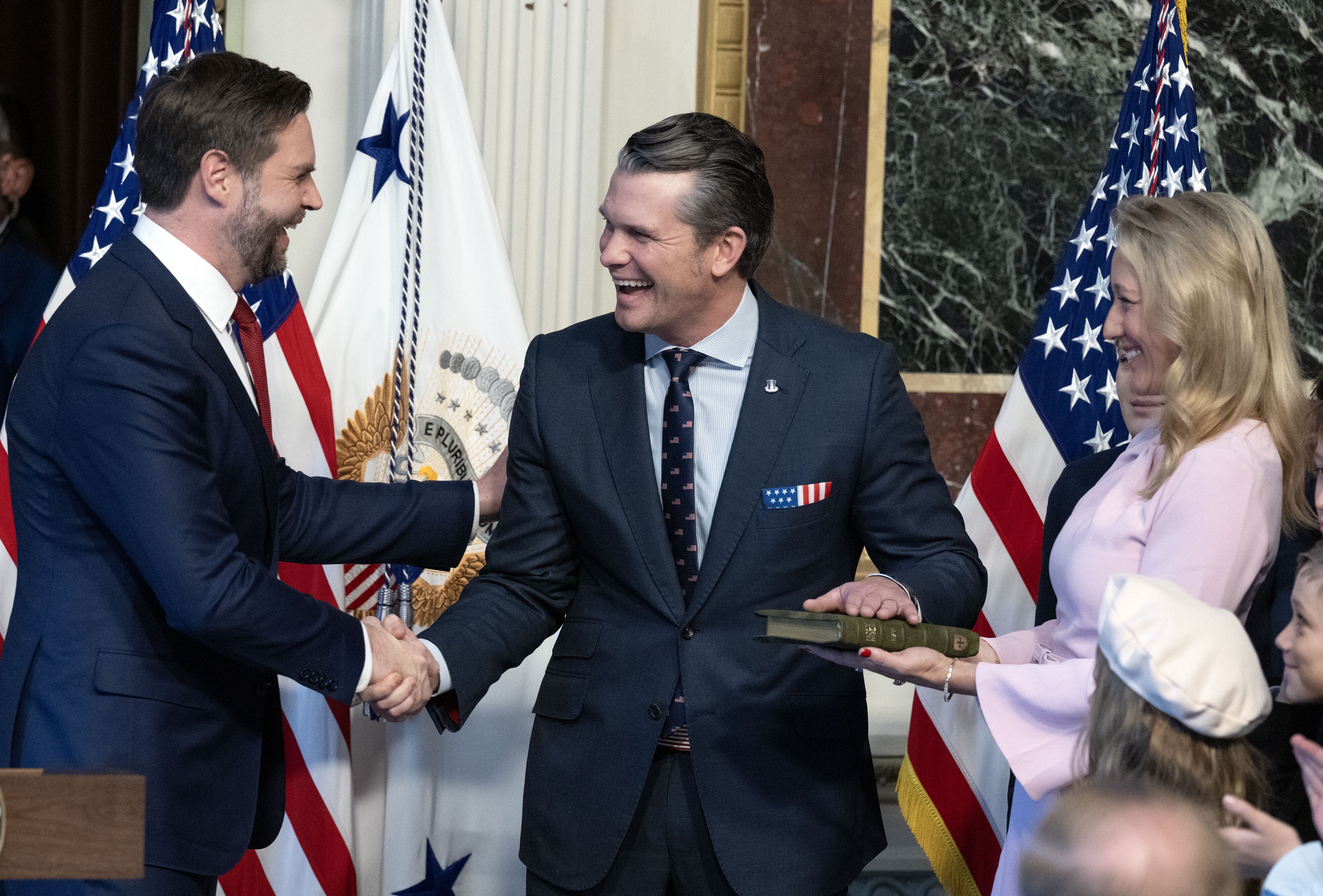 El vicepresidente JD Vance le da la mano a Pete Hegseth, secretario de defensa de Estados Unidos, después de prestarle juramento. 